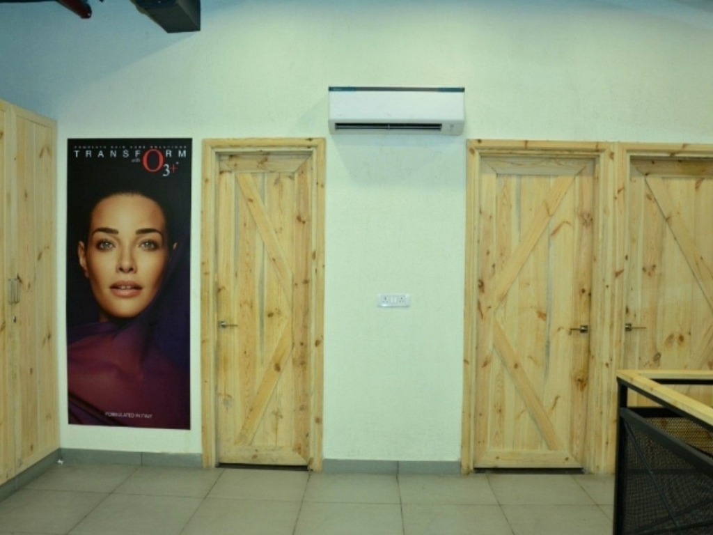 Royal Styling Stations & Private Treatment Suites Detail 1