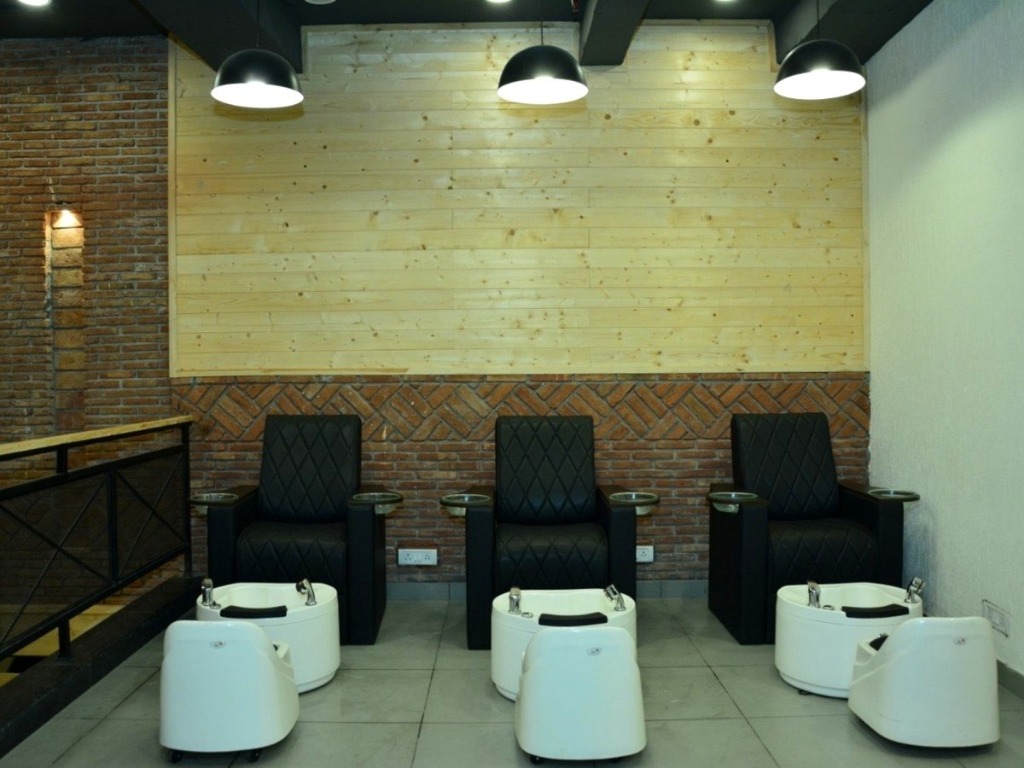 Executive Waiting Suite & Pedispa Detail 1